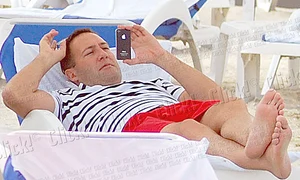 Florin a făcut poze cu  telefonul cât Rocsana  s a jucat pe plajă cu  un băieţel jpeg