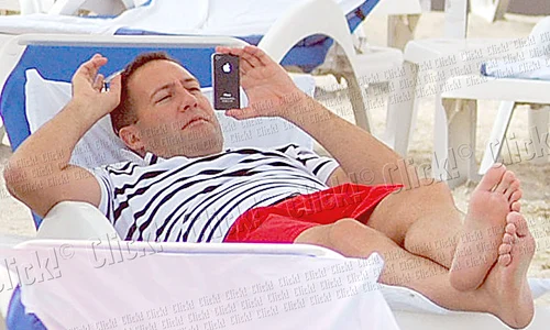 Florin a făcut poze cu  telefonul cât Rocsana  s a jucat pe plajă cu  un băieţel jpeg