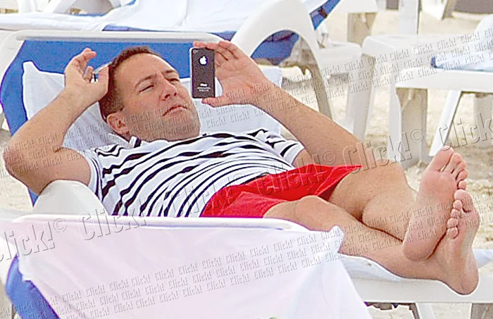 Florin a făcut poze cu telefonul cât Rocsana s-a jucat pe plajă cu un băieţel