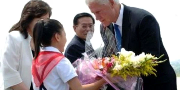 Familiile celor două jurnaliste îi mulţumesc lui Bill Clinton pentru gestul făcut