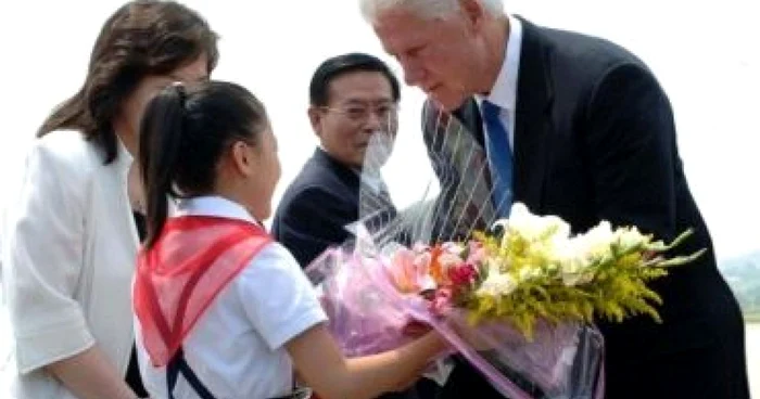 Familiile celor două jurnaliste îi mulţumesc lui Bill Clinton pentru gestul făcut