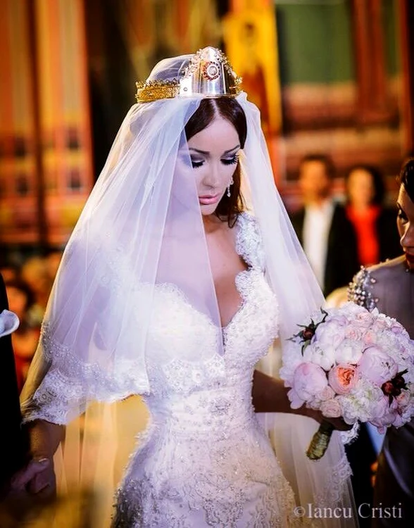 
    Bianca Drăguşanu s-a căsătorit cu Victor Slav pe 29 septembrie 2013.  