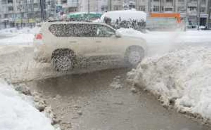 Nivelul apei trece de glezne la trecerile din Ploieşti