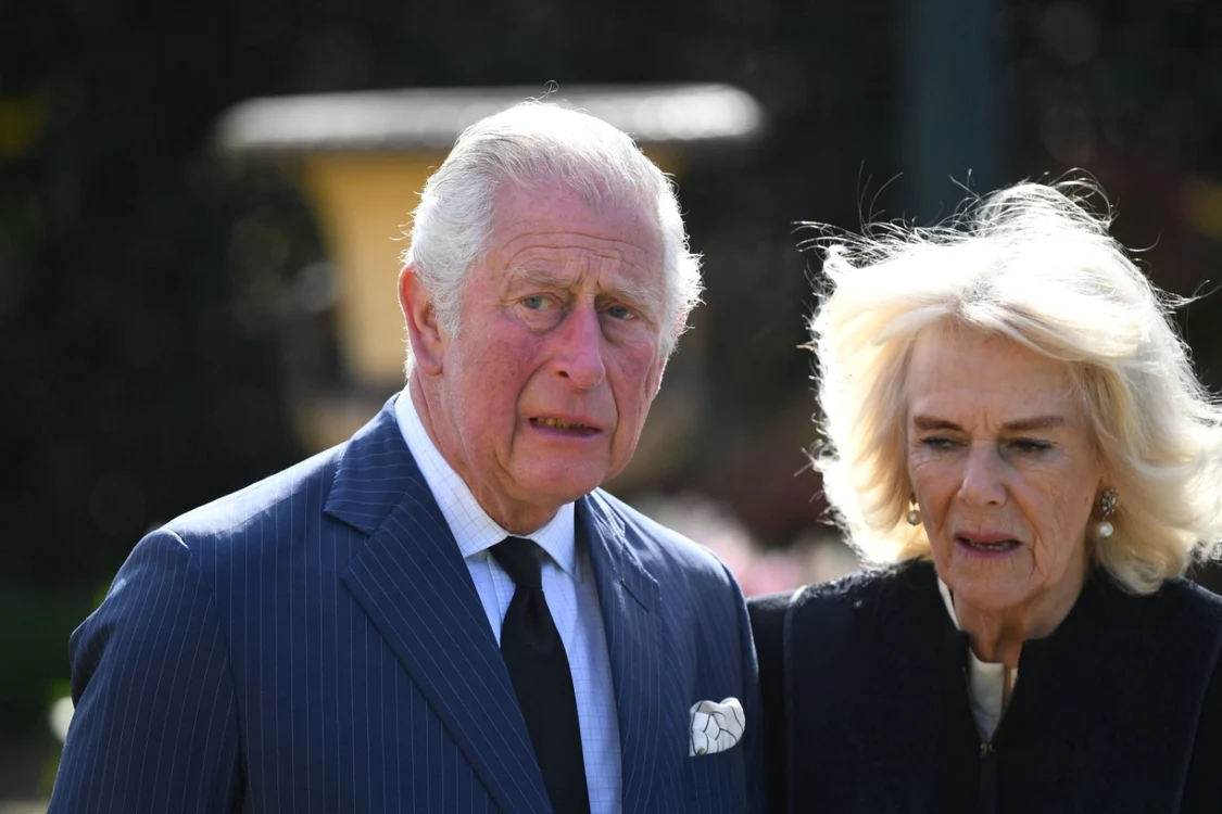 Prinţul Charles însoţit de Camilla citesc mesajele de omagiu aduse prinţului Philip din faţa Palatului Buckingam Foto Gettyimages
