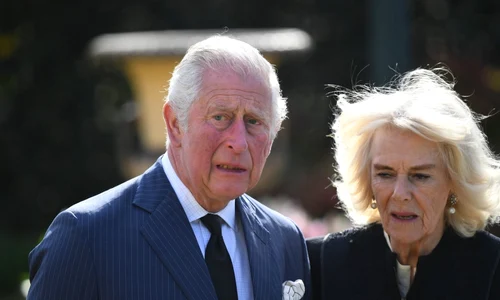 Prinţul Charles însoţit de Camilla citesc mesajele de omagiu aduse prinţului Philip din faţa Palatului Buckingam Foto Gettyimages