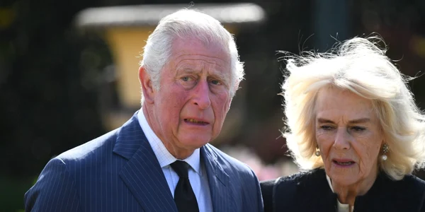 Prinţul Charles însoţit de Camilla citesc mesajele de omagiu aduse prinţului Philip din faţa Palatului Buckingam Foto Gettyimages