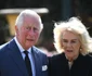 Prinţul Charles însoţit de Camilla citesc mesajele de omagiu aduse prinţului Philip din faţa Palatului Buckingam Foto Gettyimages