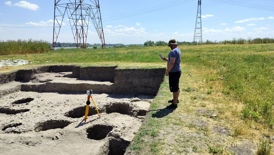 Cercetări arheologice la Noviodunum (© Facebook / Direcția Patrimoniu Digital - cIMeC)