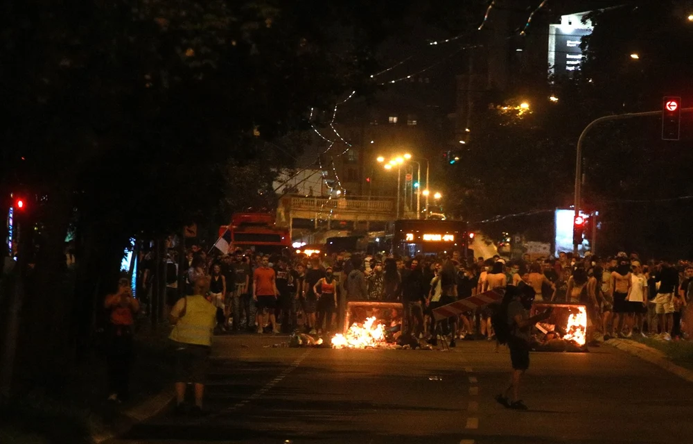 Proteste violente în Serbia: sediul partidului aflat la guvernare, vandalizat. Vučić îi numește teroriști și amenință cu reprimare dură