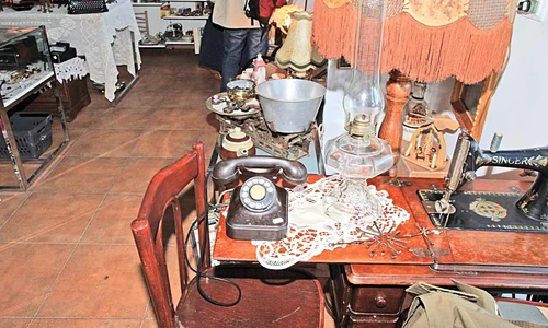 Cântarul de alimentară, lampa, telefonul şi maşina de cusut, sunt piese apreciate de colecţionari  Maşina de cusut – 800 lei jpeg