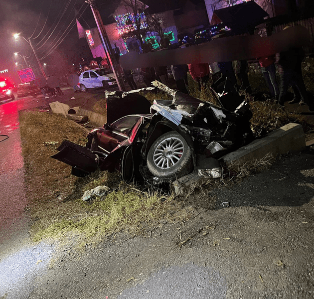 Patru tineri răniți, după ce mașina condusă de unul dintre ei s-a făcut praf într-un cap de pod