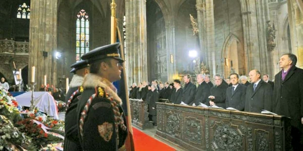 Traian Băsescu (primul din dreapta), aproape de sicriul celui care a fost Václav Havel 