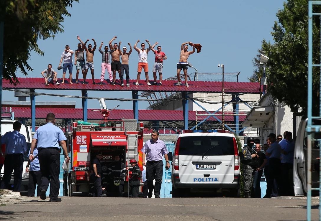 
    Pușcăriașii au escaladat gardurile și acoperișurile închisorilor  