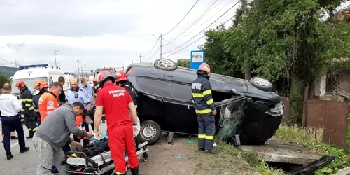 Autoturism răsturnat la ieşire din Râmnicu Vâlcea chiar lângă sediul Poliţiei Rutiere Vâlcea Foto Adevărul