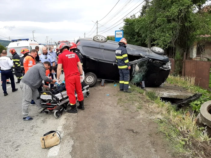 Autoturism răsturnat la ieşire din Râmnicu Vâlcea chiar lângă sediul Poliţiei Rutiere Vâlcea Foto Adevărul