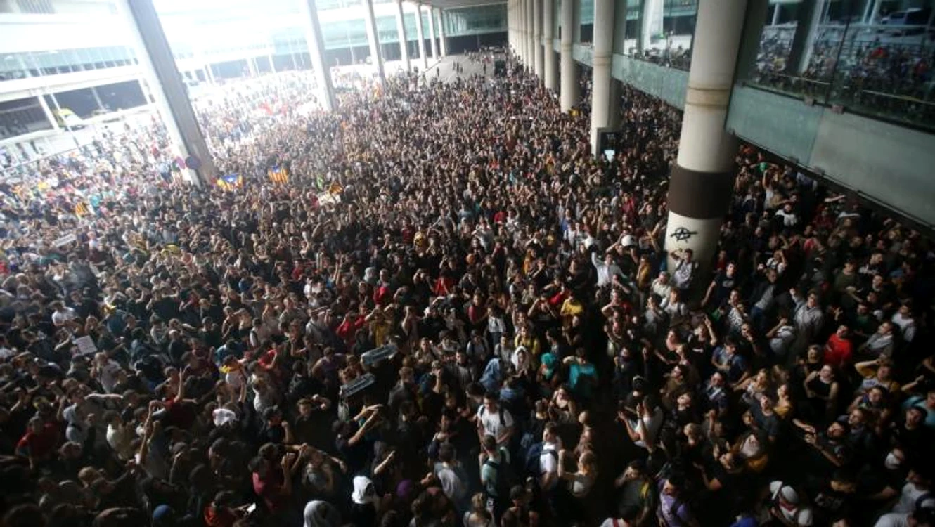 
    Mii de separatiști catalani furioși au ieșit luni pe străzi și au încercat să blocheze aeroportul din BarcelonaFoto Digi24.ro  