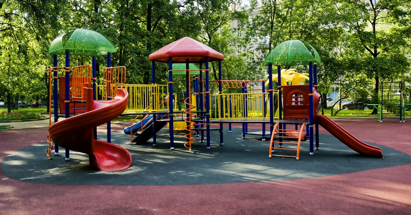 FOTO: Shutterstock | Tot mai puţini părinţi îşi lasă copiii la joacă