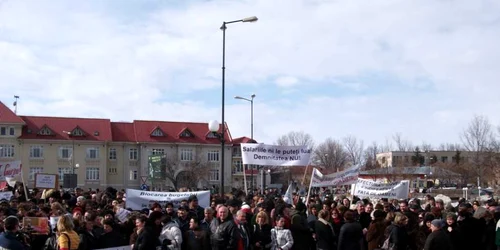 Angajaţii CJ Giurgiu au protestat pe 27 februarie în faţa Prefecturii