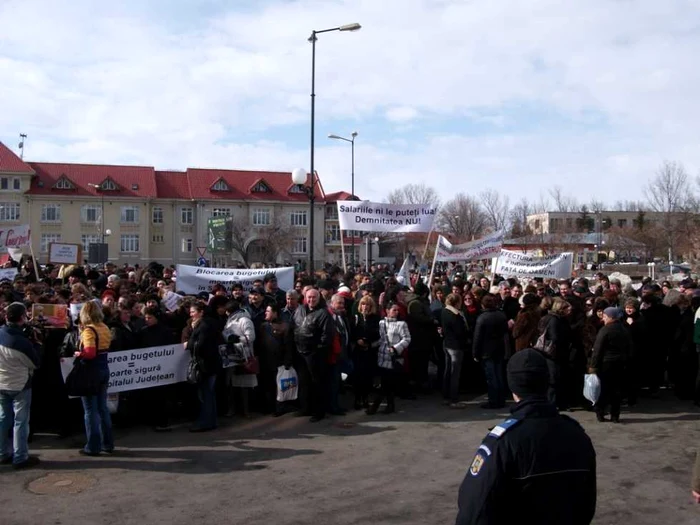 Angajaţii CJ Giurgiu au protestat pe 27 februarie în faţa Prefecturii