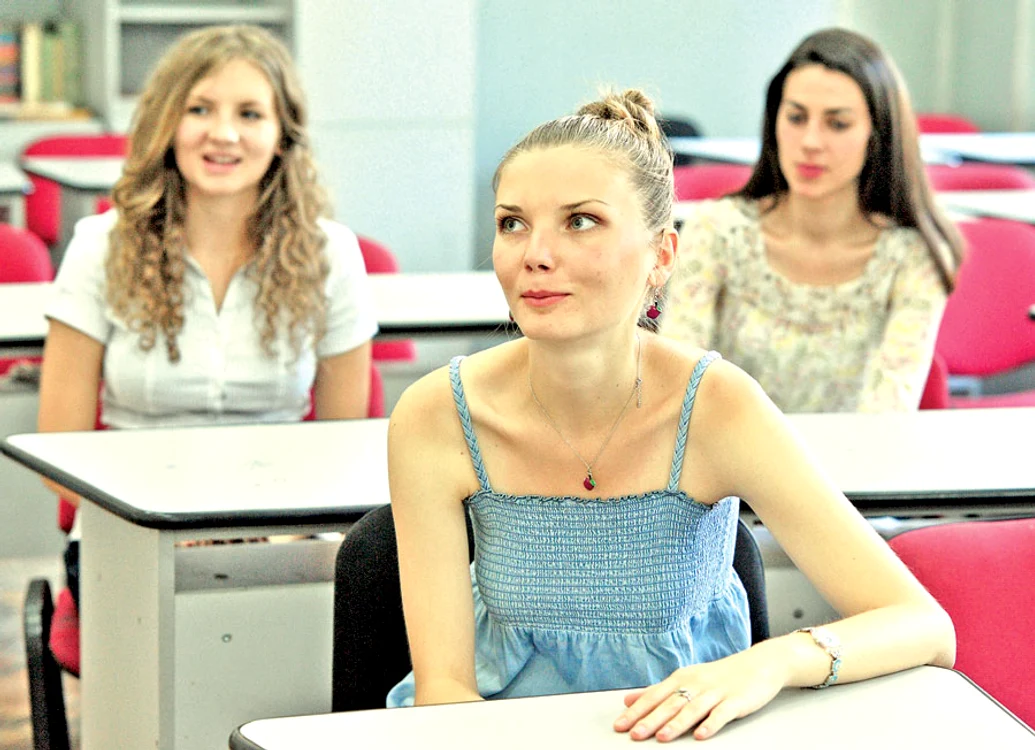 Anamaria Mihăilă, Alexandra Marian şi Daniela Muncaci au obţinut media 10 la examenul de Bacalaureat şi spun că secretul performanţei lor este faptul că au învăţat în toţi cei patru ani de liceu, nu doar cu o lună înaintea examenului