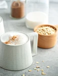Fulgi sau lapte de ovaz in cafea Sursa foto Shutterstock 1453749629 jpg