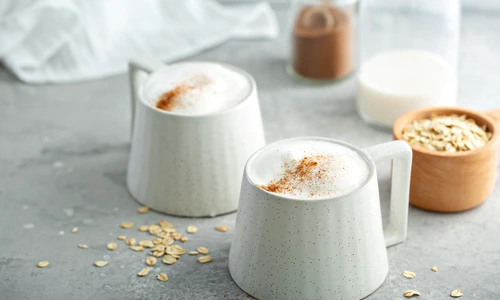 Fulgi sau lapte de ovaz in cafea  Sursa foto Shutterstock 1453749629 jpg