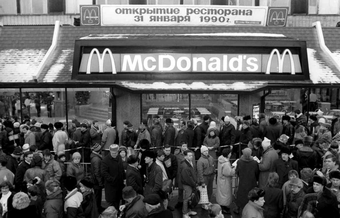 Inaugurarea primului restaurant McDonald s la Moscova FOTO rarehistoricalphotos.com