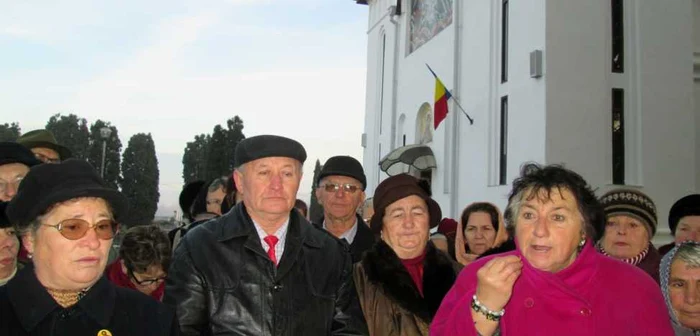 Oamenii nu-l mai vor in biserica din Goranu pe parintele Gheorghe Mateescu. Foto Adevarul