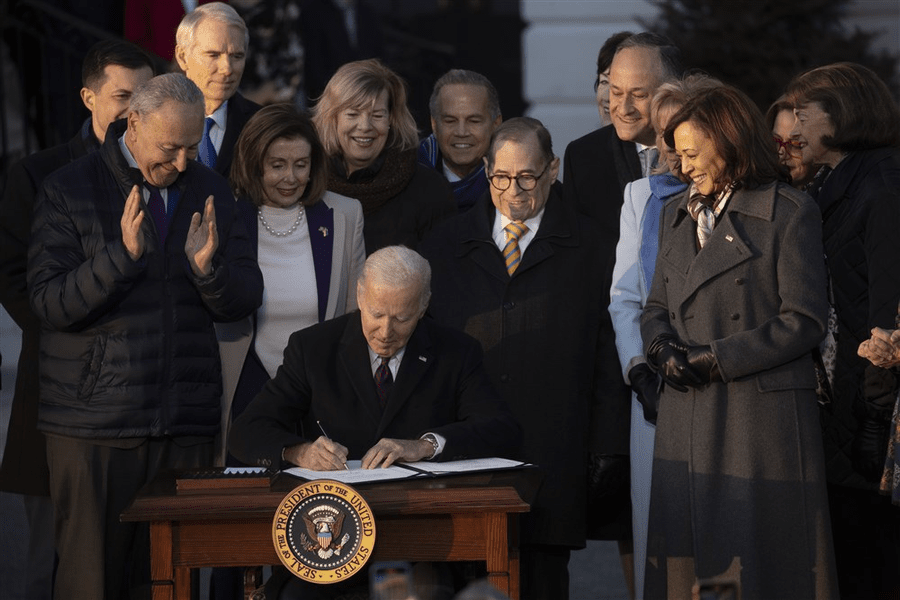 Joe Biden a promulgat o lege care protejează căsătoria între persoanele de acelaşi sex