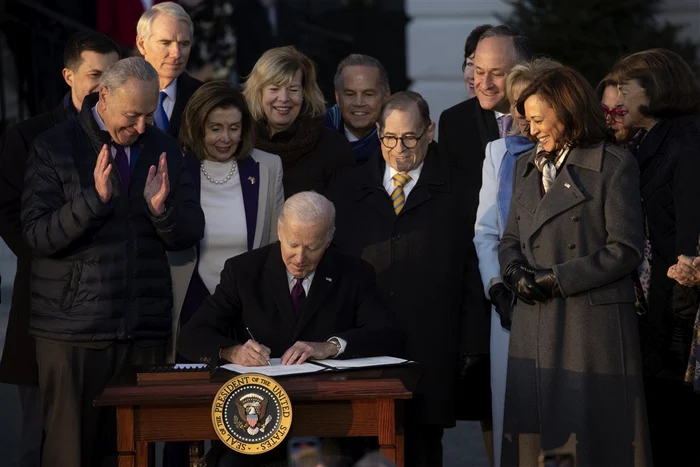 Joe Biden semnează legea care protejează uniunea persoanelor de acelaşi sex în SUA Foto EPA