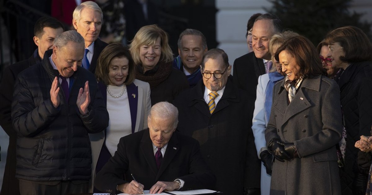 Joe Biden A Promulgat O Lege Care Protejează Căsătoria între Persoanele