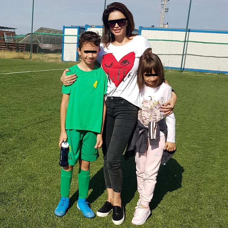 Cristina Spătar, cu Aida (6 ani) și cu Albert (11 ani)