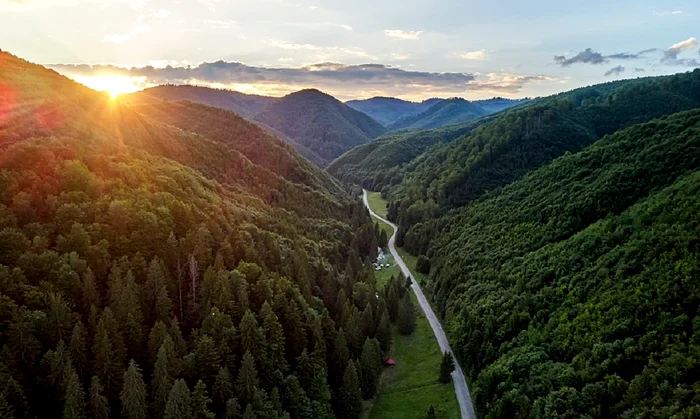 Localitatea este situată în munți  FOTO Wikopedia Mihai Lucîț 
