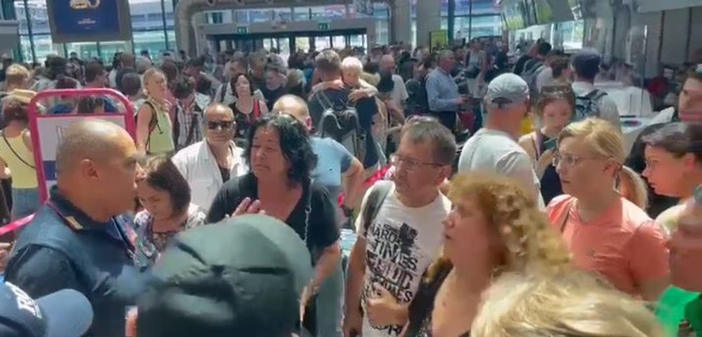 Români blocați pe aeroport, la Roma, după ce Wizz Air a anulat o cursă spre București