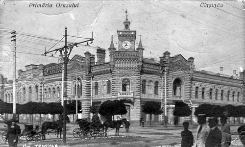 Clădirea Primăriei municipiului Chișinău, reședința județului Lăpușna, în perioada interbelică. Fotografie de F. Zemsman (© Wikimedia Commons)