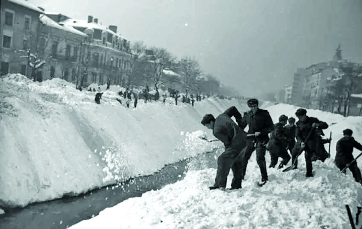 Aruncarea zăpezii în Dâmbovița după viscolele din februarie 1954 