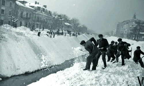 Aruncarea zăpezii în Dâmbovița după viscolele din februarie 1954 
