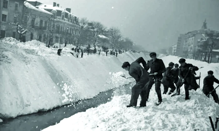 Aruncarea zăpezii în Dâmbovița după viscolele din februarie 1954 