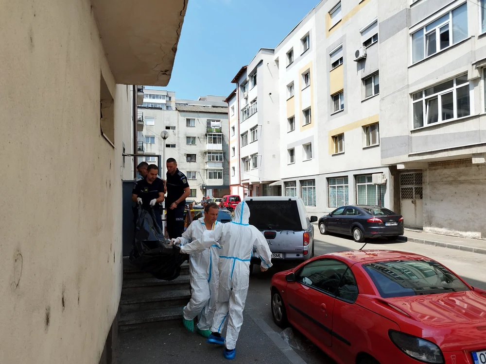 Anchetatorii au descoperit trupul femeii în locuința bărbatului FOTO: Cătălin Fircoiu