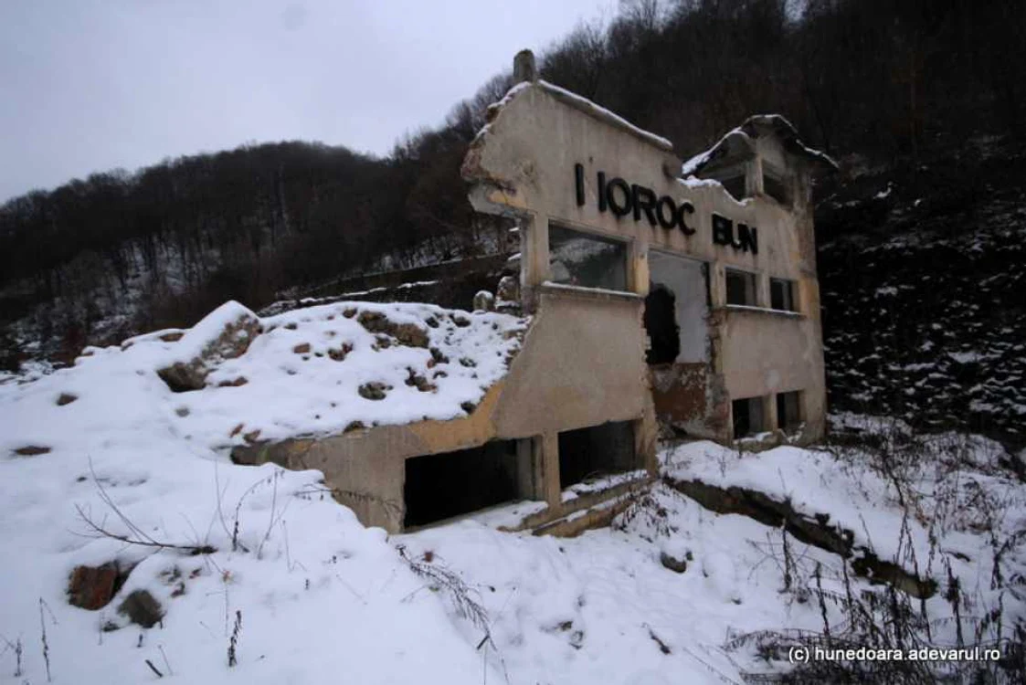 Fosta mină de la Gurabarza a rămas doar ruină. Foto: Daniel Guță. ADEVĂRUL