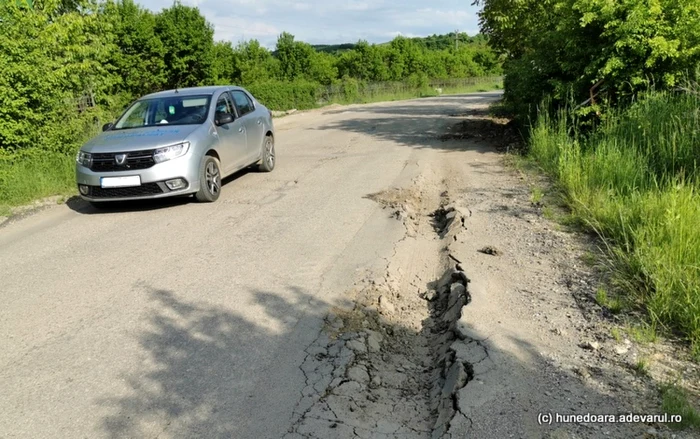 drumul de pe malul lacului cincis foto daniel guta adevarul