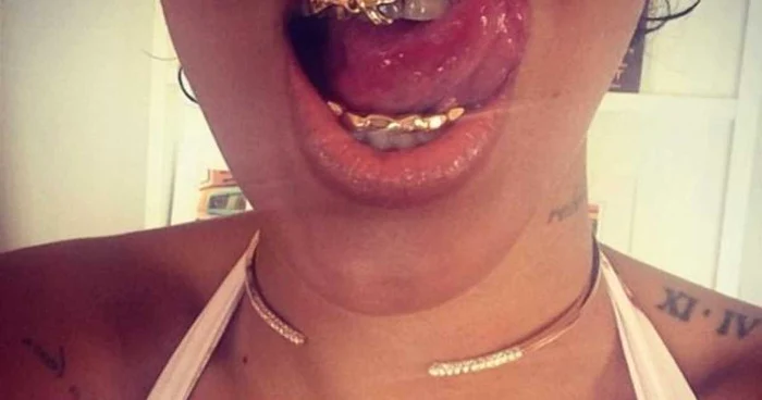 Rihanna îşi etalează noul accesoriu FOTO Instagram