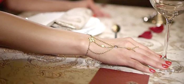 A purtat la filmări o brățară indiană