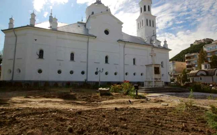 În urmă cu şase luni, curtea catedralei era umbrită de pini. Acum aici va fi amenajat un parc. FOTO: Daniel Guţă. ADEVĂRUL.