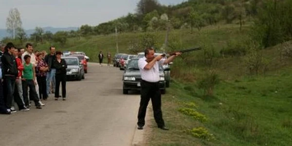 "Împușcatul cocoșului" la Densuș