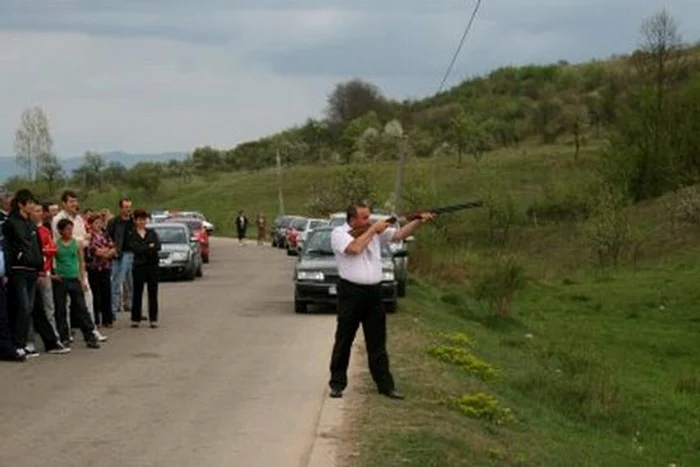 "Împușcatul cocoșului" la Densuș