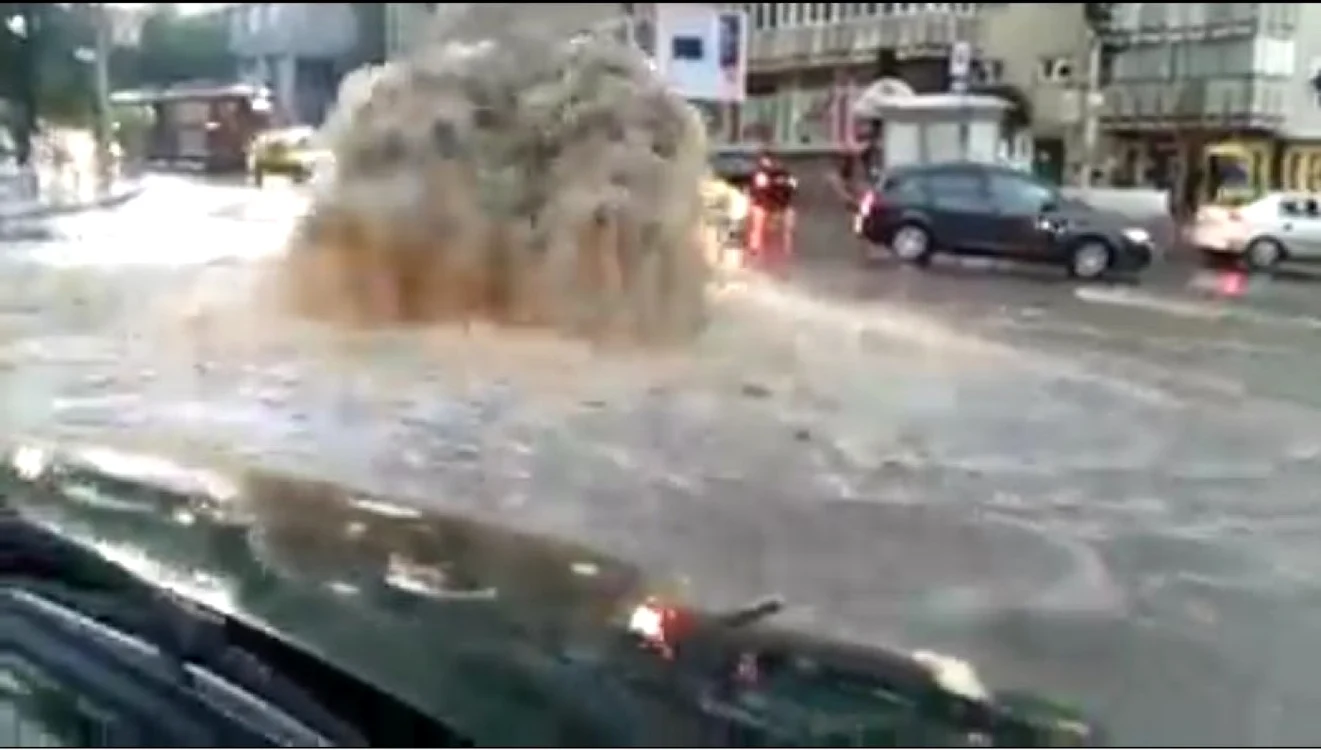 Sistemul de canalizare al oraşului cedează după fiecare ploaie torenţială FOTO Facebook/Gabriela Baiardi