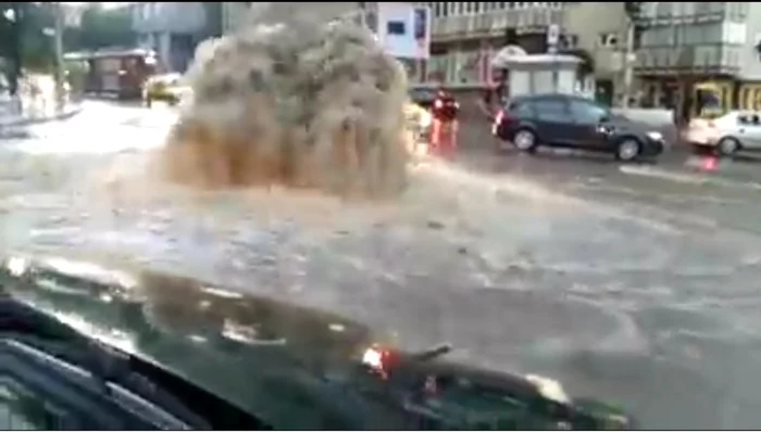 Sistemul de canalizare al oraşului cedează după fiecare ploaie torenţială FOTO Facebook/Gabriela Baiardi