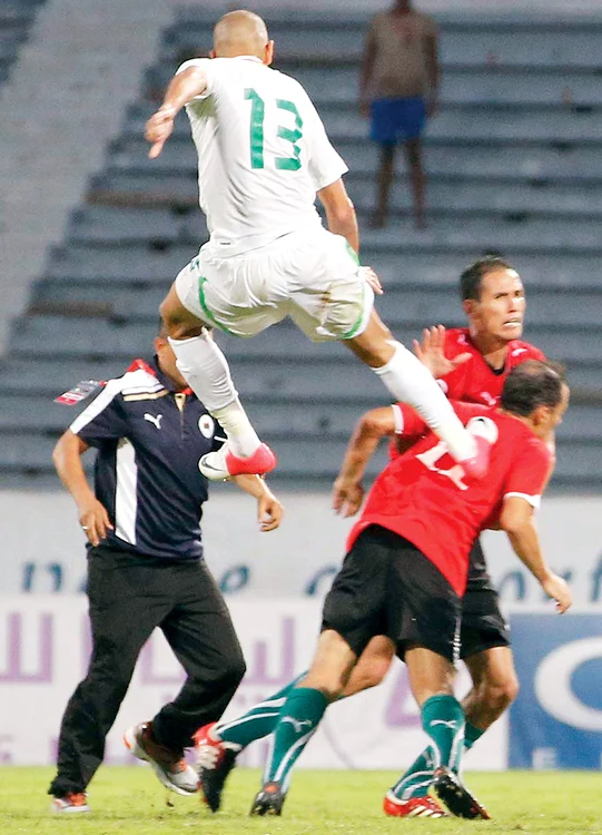 
    Pumni şi picioare împărţite la întâmplare atât de fotbaliştii din teren cât şi de cei aflaţi pe băncile de rezerve  