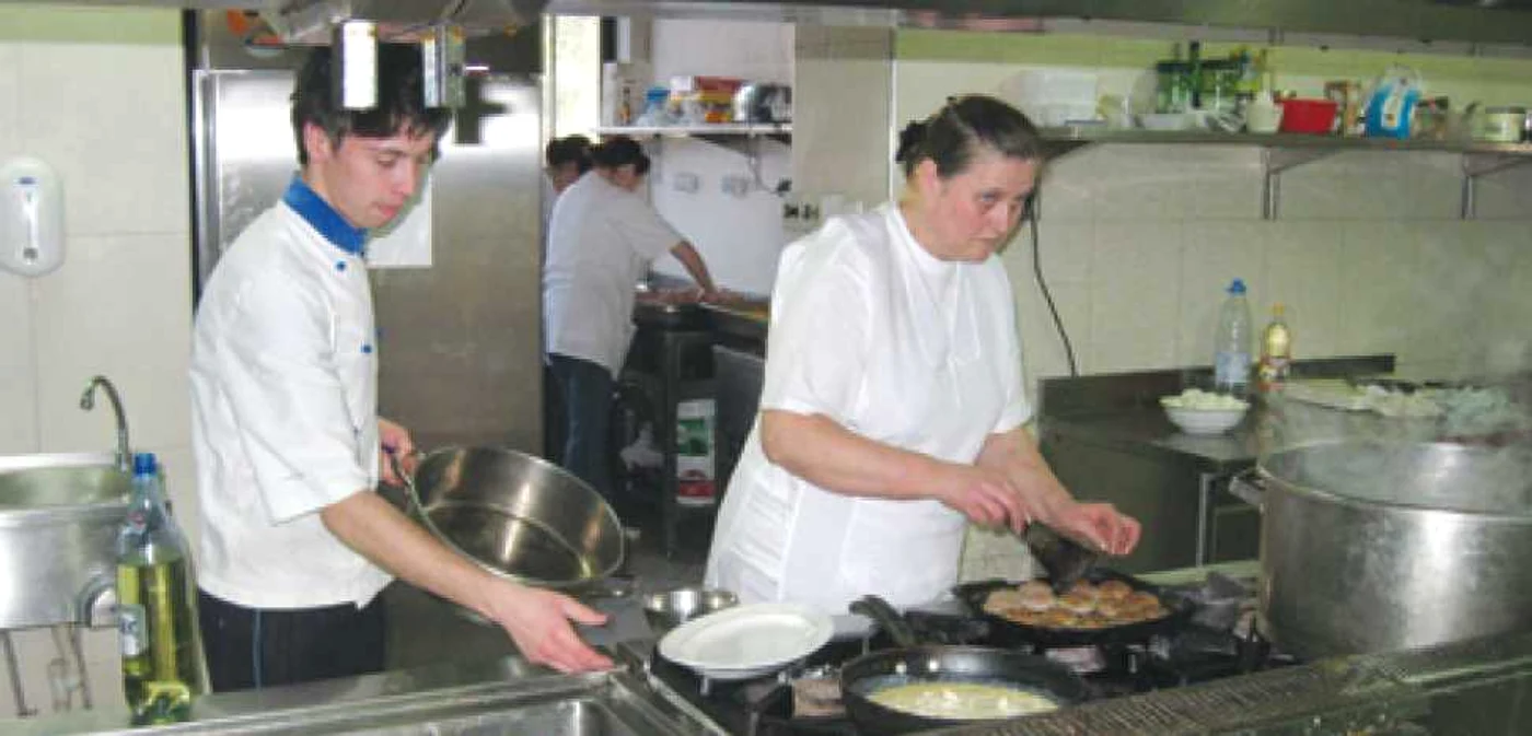 În bucătăriile restaurantelor se fac ultimele pregătiri